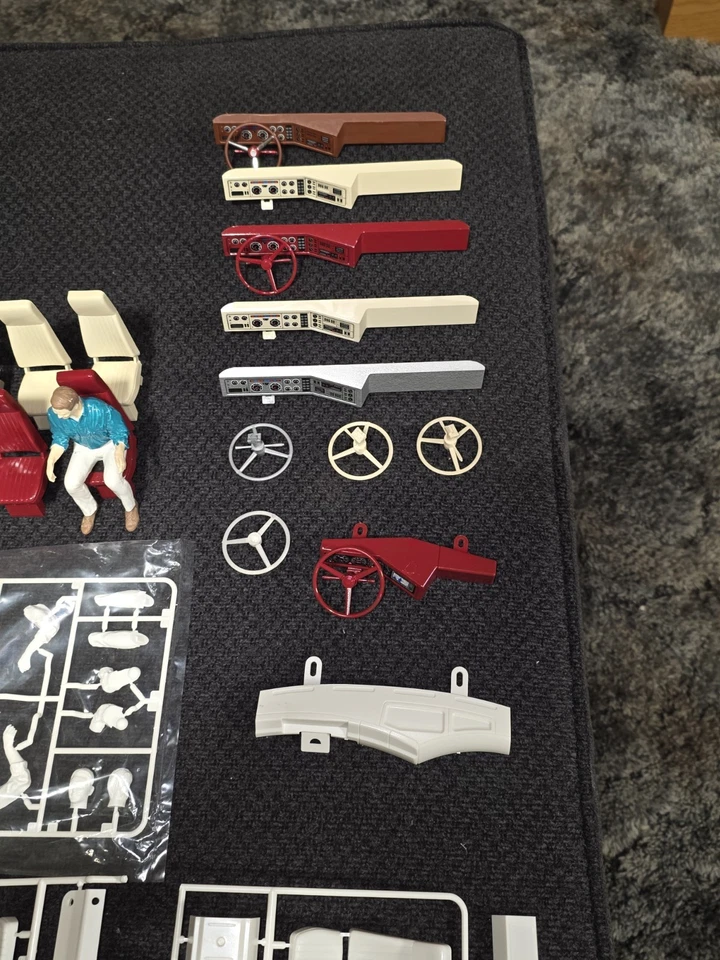 Tamiya 1/14 Globeliner,King/Grand/Knight Hauler Drivers/Interiors - Image 4 of 4