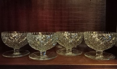 4 Vintage Dessertschale aus Pressglas mit Fuß.