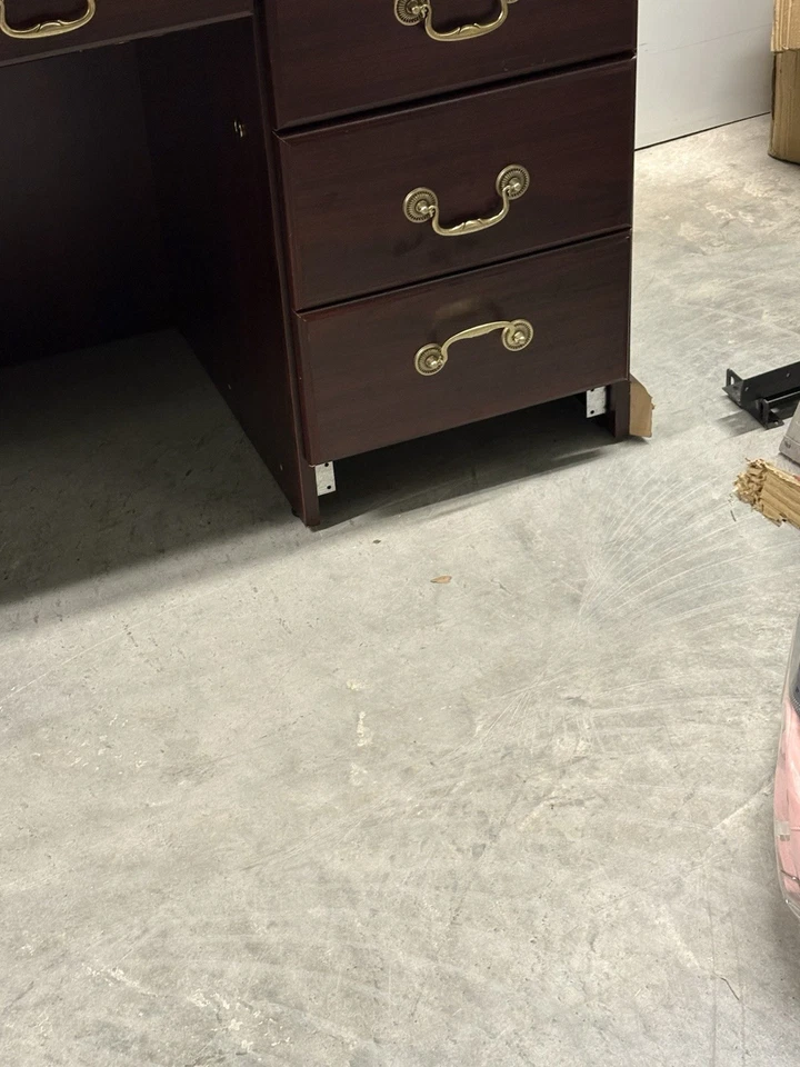 🔥 Stunning Tradition Mahogany Desk 7 Drawers – Elegant & Classic ✨ - Image 3 of 4