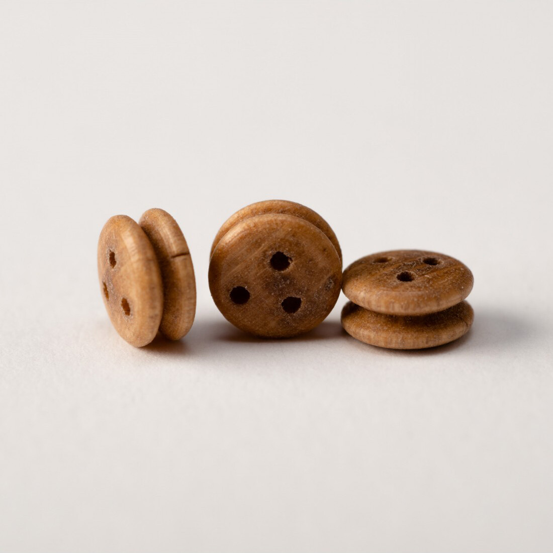 Amati AM4050-07 Bigotte in legno noce 7 mm 3 fori (100 pz) modellismo foto 2