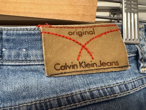 CALVIN KLEIN Logo Relaxed Low Rise Faded Wash Blue Raw Hem Denim Jeans, W27 L34 - Picture 9 of 17