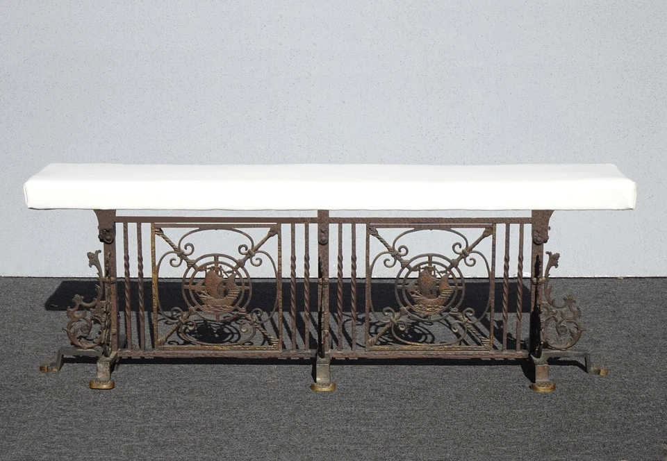Banco de hierro forjado ornamentado Oscar Bach de colección con tela de vinilo blanco nueva Foto 2 de 4