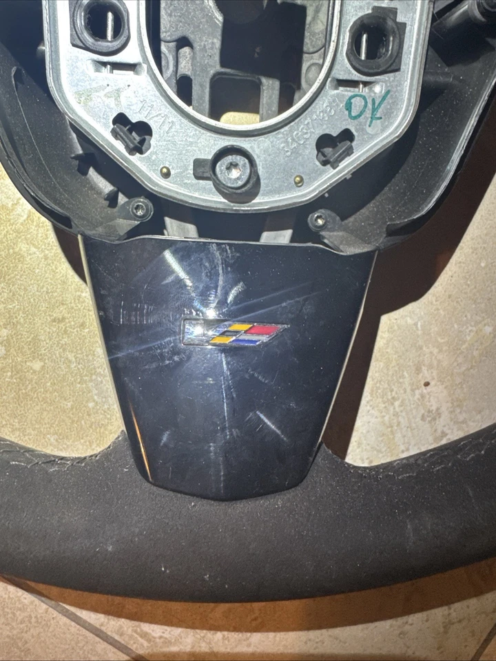 Volante automático Cadillac CTS-V 2009-2015 gamuza negra costuras negras Foto 2 de 4