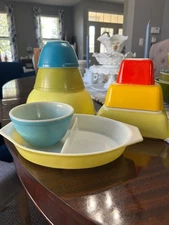Vintage Pyrex Solid Colors 8pc Set Mixing Bowls Refrigerator Dishes Divided Dish