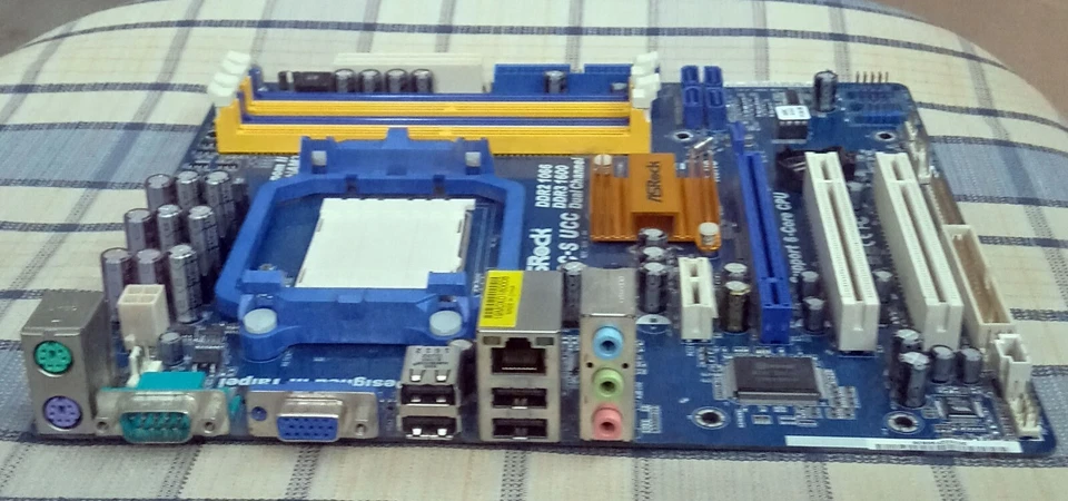 Scheda madre ASROCK N68C-S UCC Socket AM3 - Immagine 3 di 4