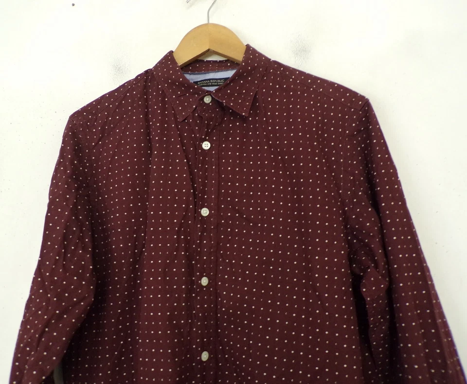 Camisa Puño BANANA REPUBLIC Para Hombres Talla Mediana Calce Ajustado Granate Lunares Contraste Foto 2 de 4