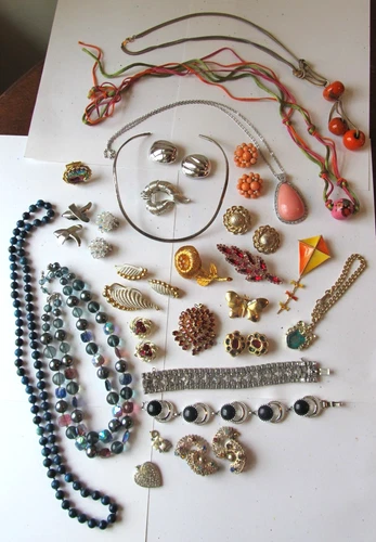 LOT Vintage Estate COSTUME JEWELRY Sarah Coventry LISNER Avon JULIANA BROOCH