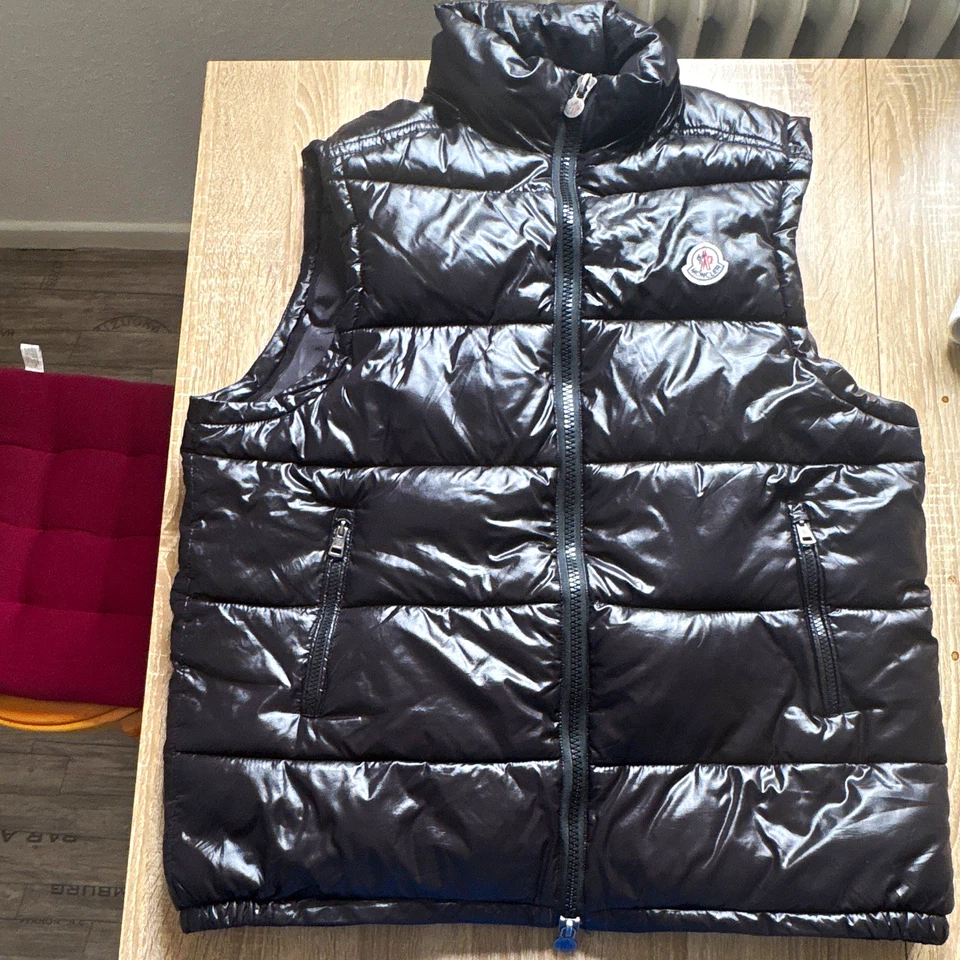 Moncler Herren Daunenweste 2XL Schwarz Stehkragen Reißverschluss gesteppt Logo - Bild 1 von 2