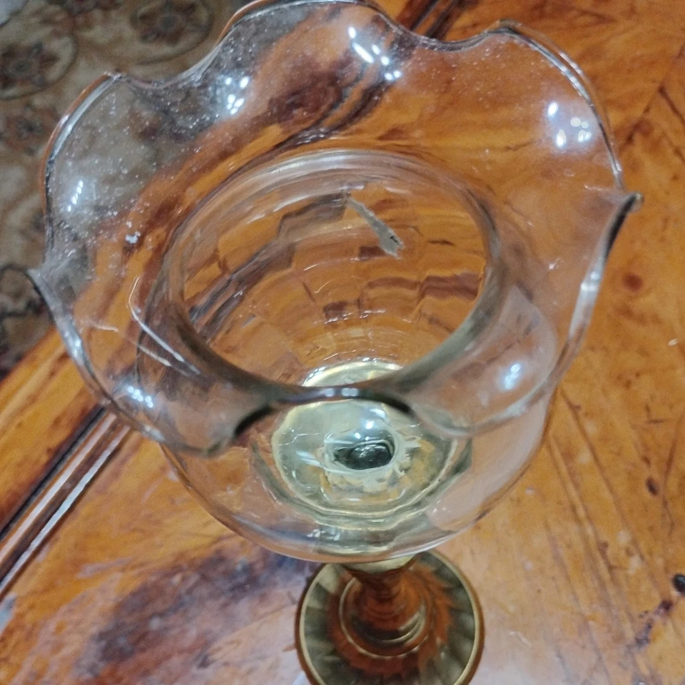 Candelabro votivo con base de latón Celeste vidrio transparente de colección alto con volantes usado en excelente estado Foto 3 de 4