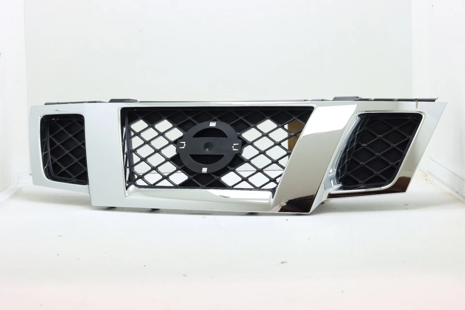 REJILLA CROMADA NISSAN FRONTIER 2010-2019 SIN EMBLEMA CENTRAL NISSAN 62310-9BA0A Foto 2 de 4