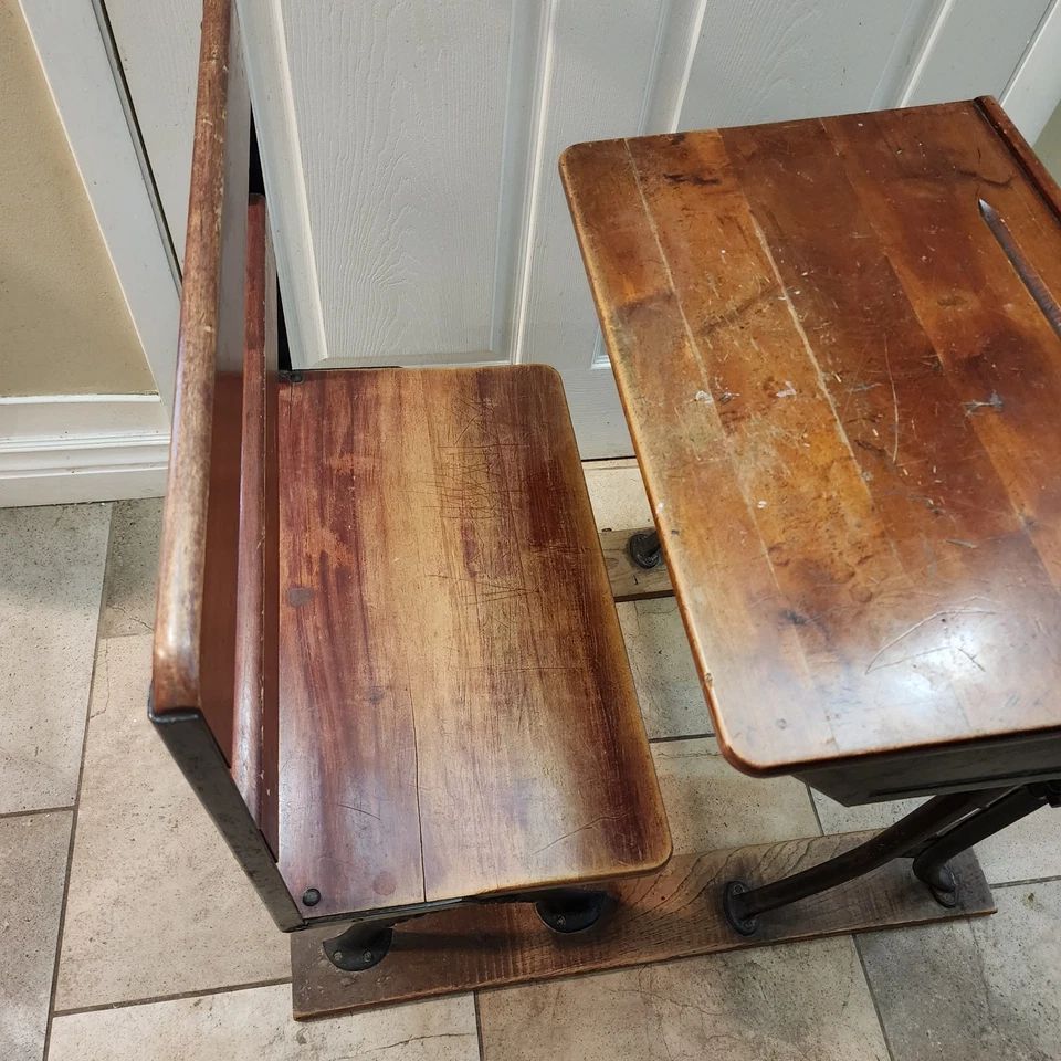 Escritorio escolar infantil antiguo de 1900 de colección de madera vieja, patas de hierro, respaldo recto Foto 4 de 4