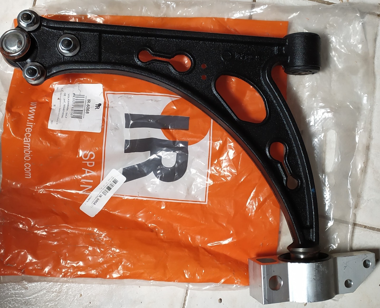 Bras de suspension IR 6068 avant inférieur droit pour Volkswagen Golf en acier