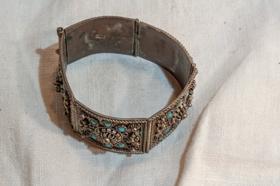 Armband mit 5 beweglichen, rechteckigen Gliedern. Je 6 Türkis farbige Einlagen  - Bild 4 von 4