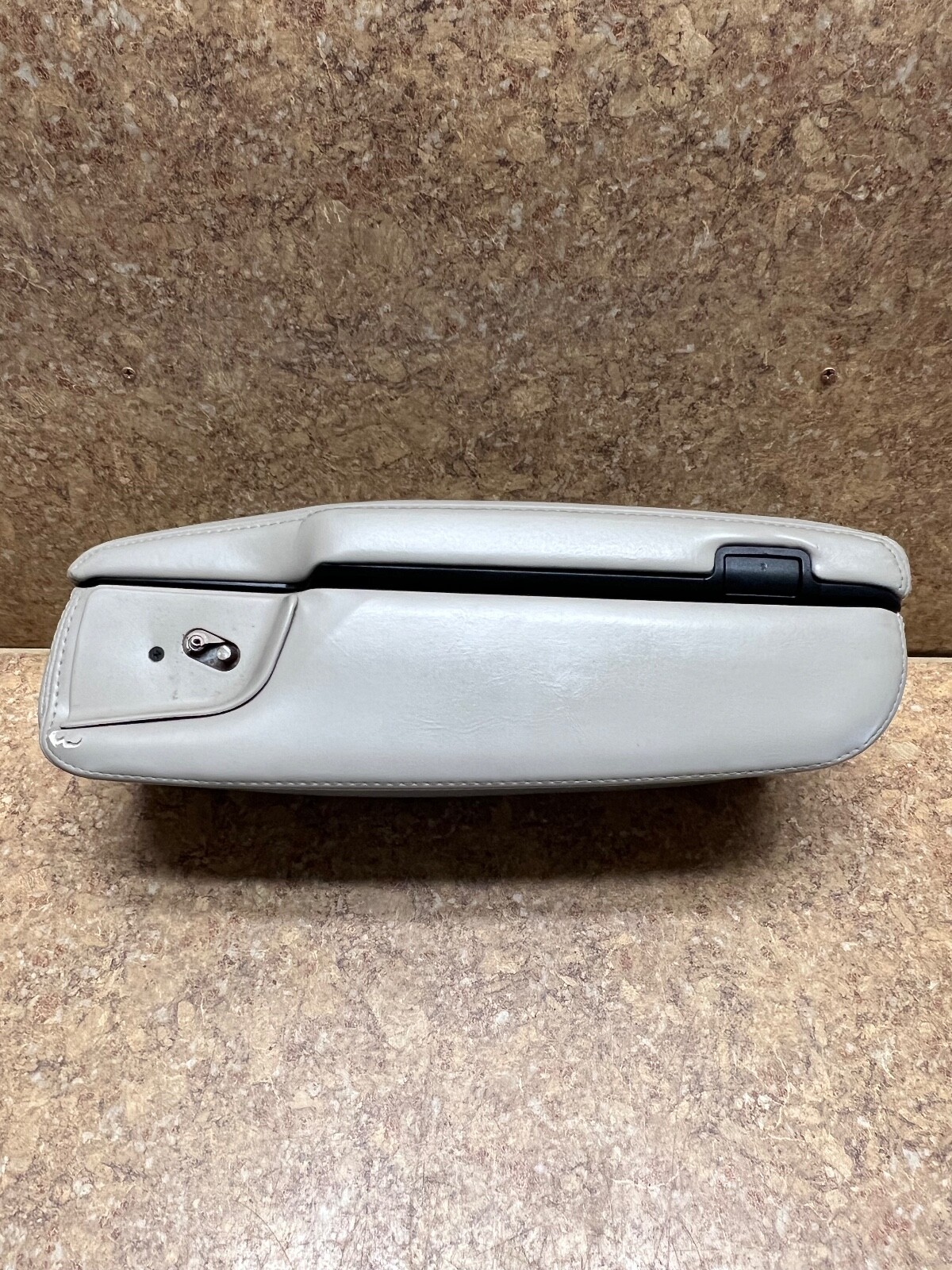0311 LINCOLN TOWN CAR CENTER CONSOLE STORAGE ARMREST LID BEIGE LEATHER ASSEMBLY eBay