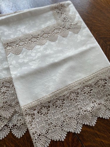 Pristine Vintage Crochet & Damask Rectangle Tablecloth * 60 x 40 - Picture 6 of 6