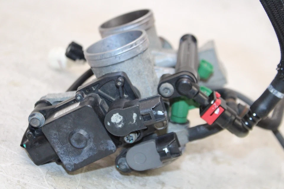 13-17 KAWASAKI NINJA 300 EX300B ABS ОРИГИНАЛЬНЫЕ ОСНОВНЫЕ ТОПЛИВНЫЕ ФОРСУНКИ / КОРПУСА ДРОССЕЛЬНОЙ ЗАСЛОНКИ - Изображение 2 из 4