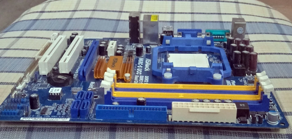 Scheda madre ASROCK N68C-S UCC Socket AM3 - Immagine 4 di 4