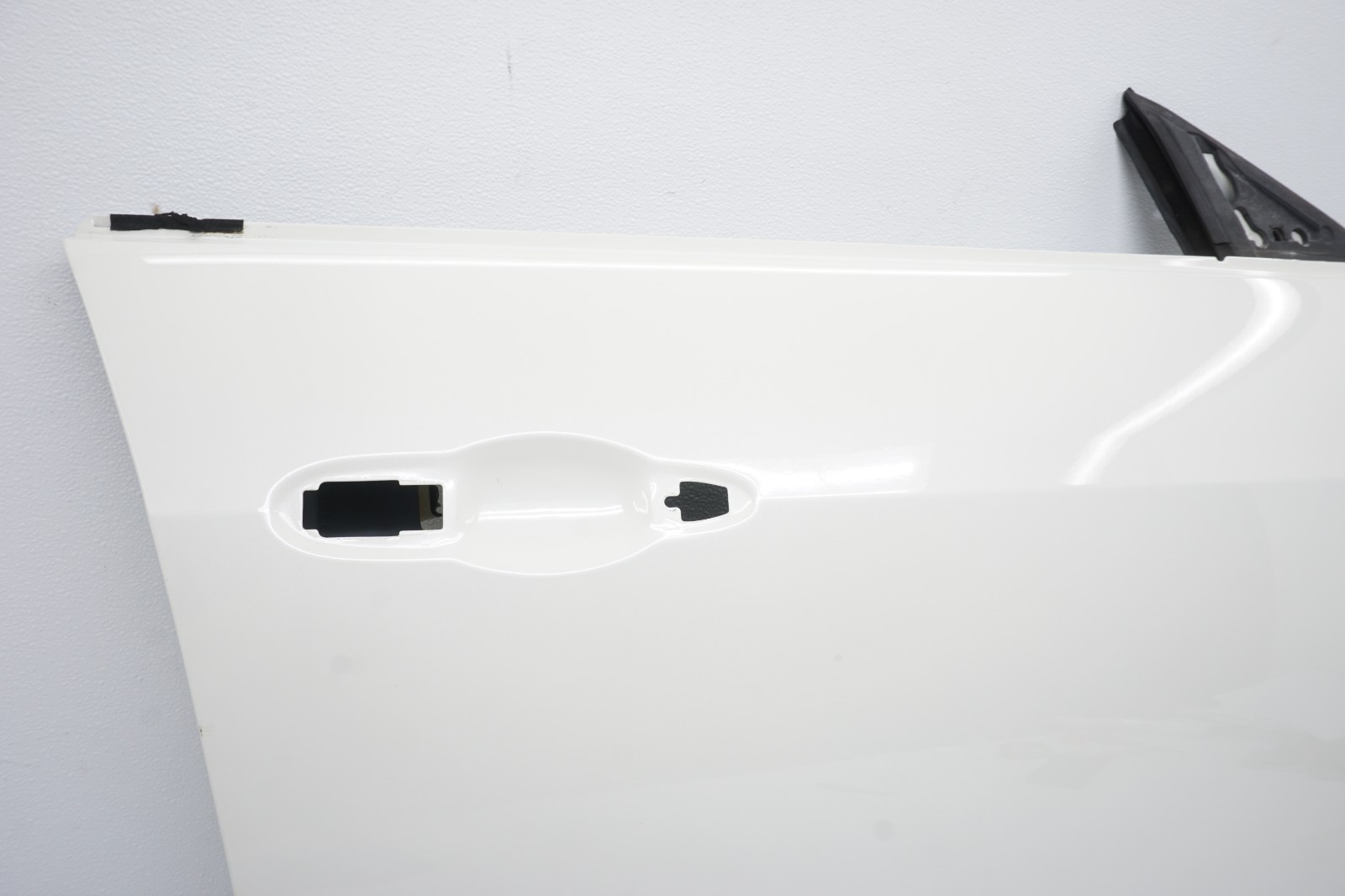 2014-2019 MASERATI GHIBLI OEM RIGHT FRONT DOOR WHITE (DEFECT)