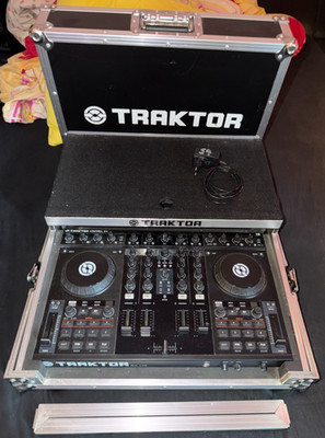 Native Instruments Traktor Kontrol S4 MK1 DJ Controller + HardCase + Scratch Kit