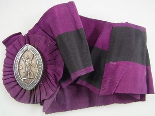 Schärpe mit Abzeichen Badge Universität St. Andrews Schottland 1877 School T7327
