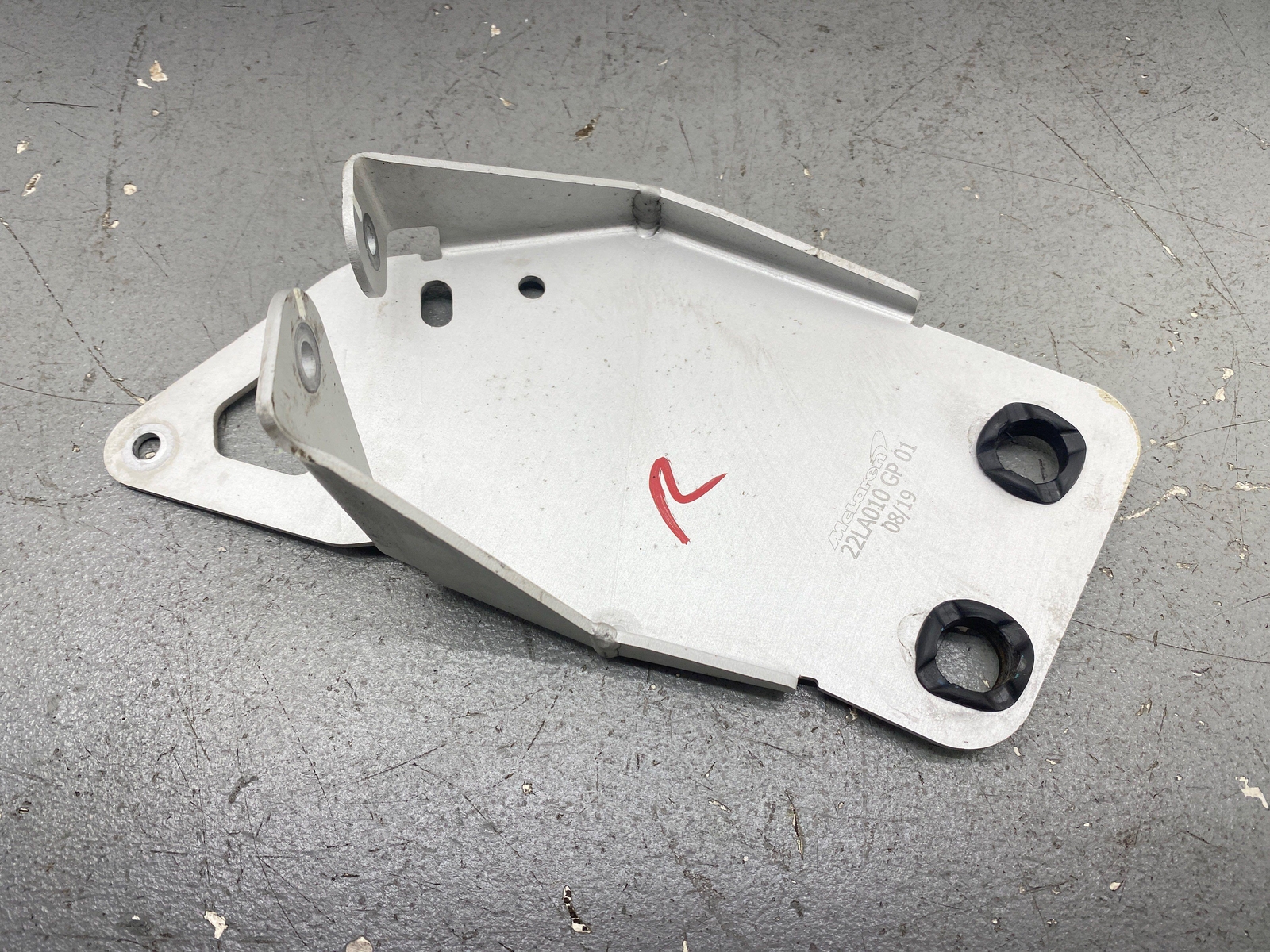 2020-2023 MCLAREN GT RIGHT SIDE MISC SUPPORT BRACKET 22LA010GP OEM 2021 2022