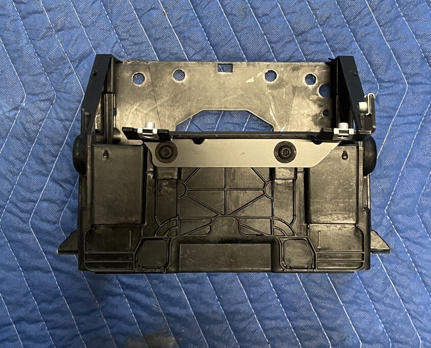 2012 AUDI R8 4.2L RADIO STEREO DASH MOUNT BRACKET 8J0 858 005 E