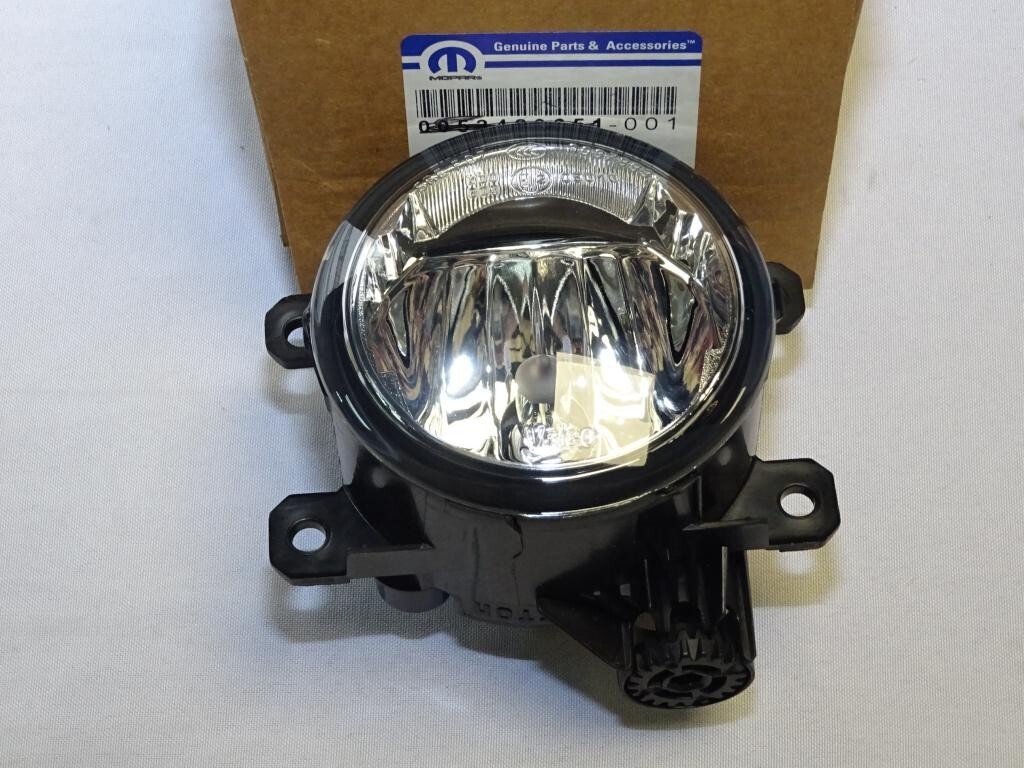 68202187AA MOPAR FRONT RH OR LH SIDE FOGLIGHT FOR JEEP COMPASS