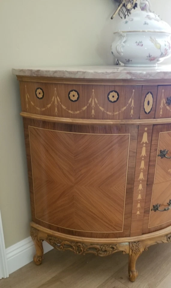 Cómoda Demilune con tapa de mármol estilo francés de colección con incrustación de escena romántica de marquetería Foto 3 de 4