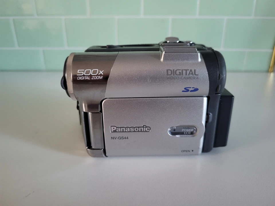 Panasonic NV-GS44 Digital Video Camera With Accessories SD + Mini DV Compatible - Image 4 of 4