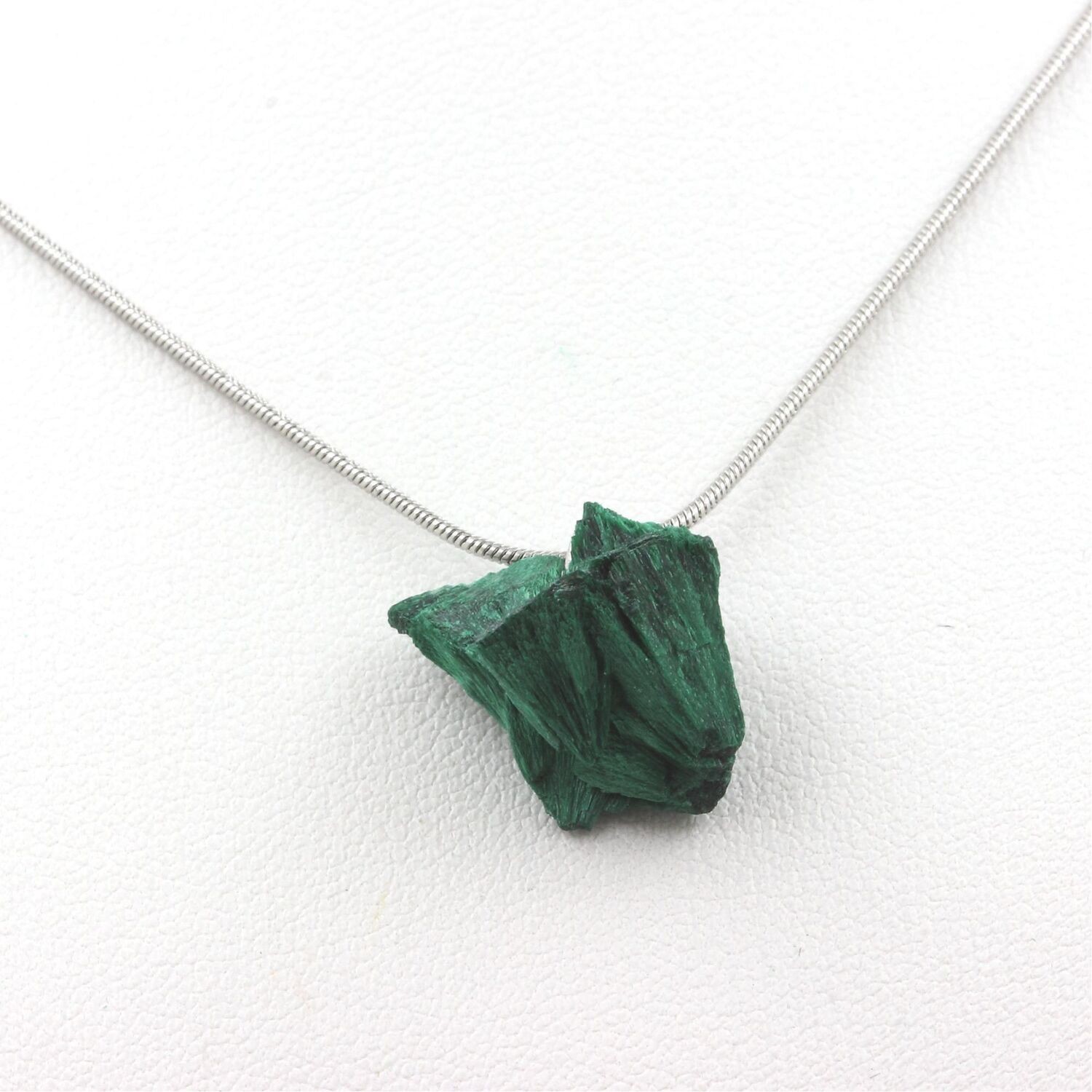 Collier malachite brut de Kipushi d'exception, pendentif vert 14.90 ct