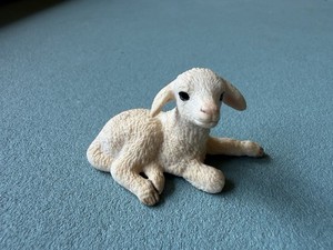 SCHLEICH LYING LAMB Figure Laying Sheep Baby Farm 2013 Retired Resting Toy 13745
