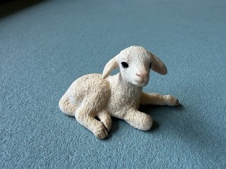 SCHLEICH LYING LAMB Figure Laying Sheep Baby Farm 2013 Retired Resting Toy 13745
