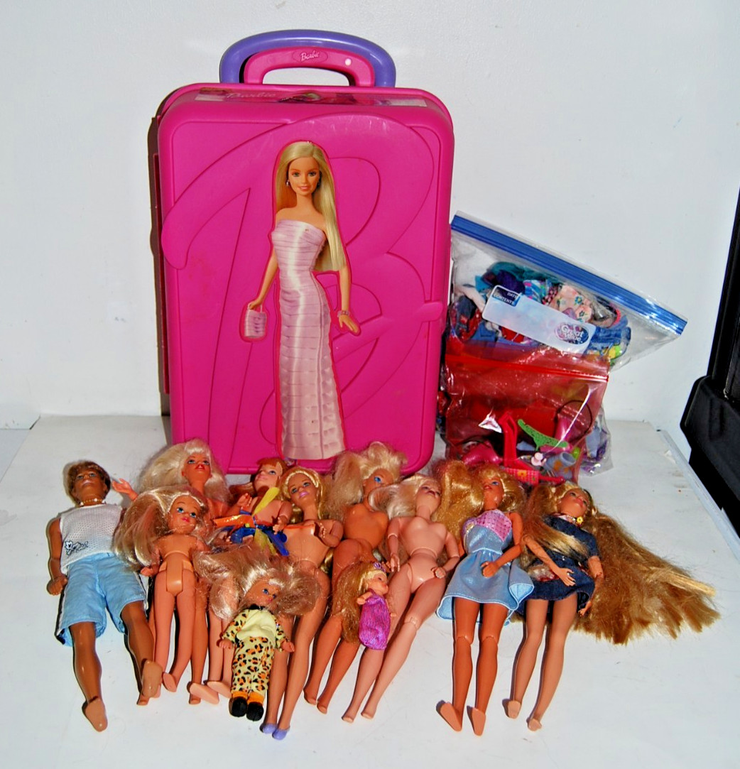 Toys 2002 Mattel Rolling Storage Case Suitcase W/ Clothes