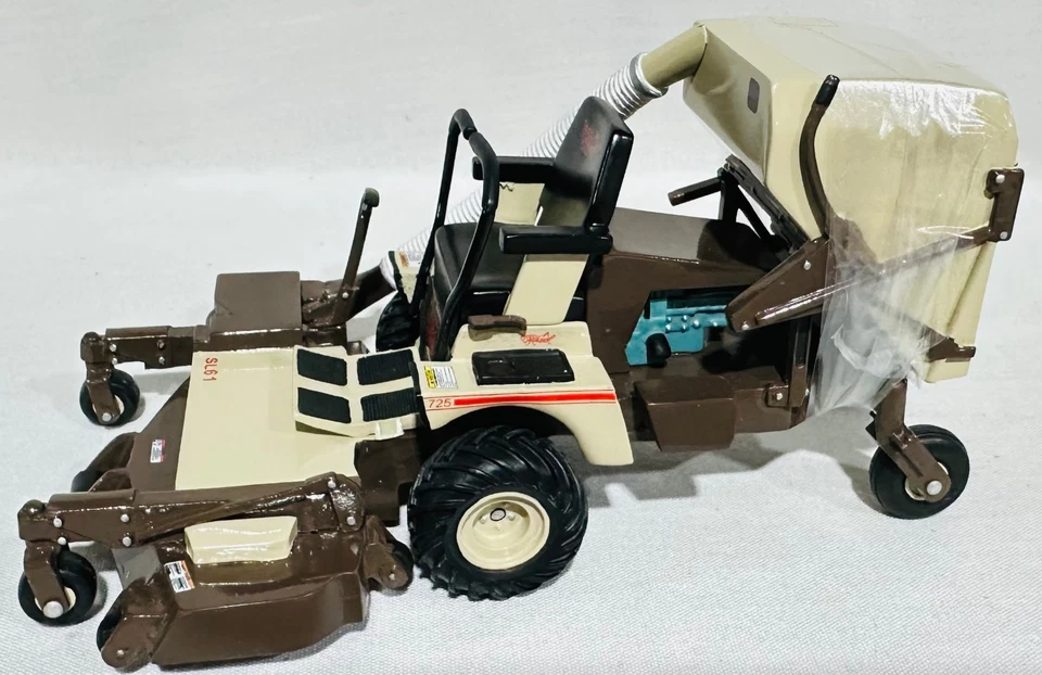 Cortacésped Grasshopper 725 giro cero con excavadora por SpecCast escala 1/16 Foto 3 de 4