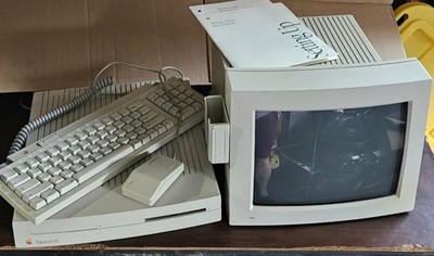 Apple Macintosh LC  Desktop Computer With Mouse And Keyboard & Manual 