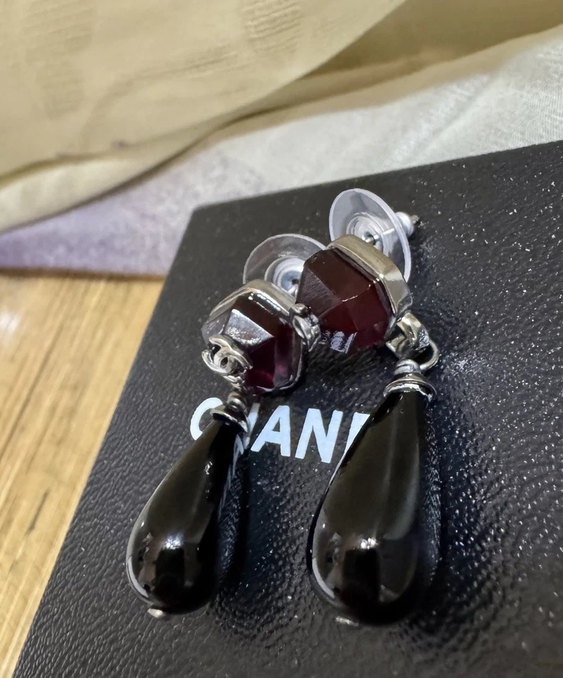 Подлинные винтажные темно-красные черные посеребренные висячие серьги Chanel Gripoix - Изображение 2 из 4