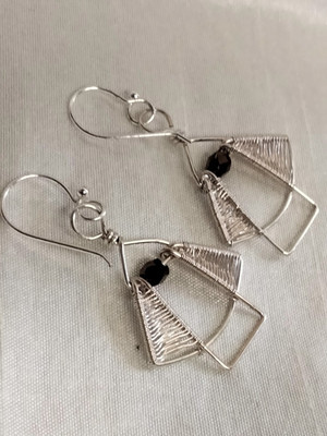 Handwerkliche versilberte Kupfer Drahtarbeit Ohrringe mit Bronze facettierten Glasperlen. 