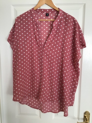 LADIES SIZE 22 DUSKY PINK PRELOVED SHORT SLEEVE NOTCH NECK POLKA DOT TOP