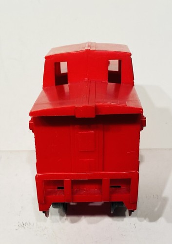 Marx No. 1977 A.T.&S.F. Red Plastic Caboose - 4 Wheel / Plastic Knuckle Coupler - Picture 5 of 8