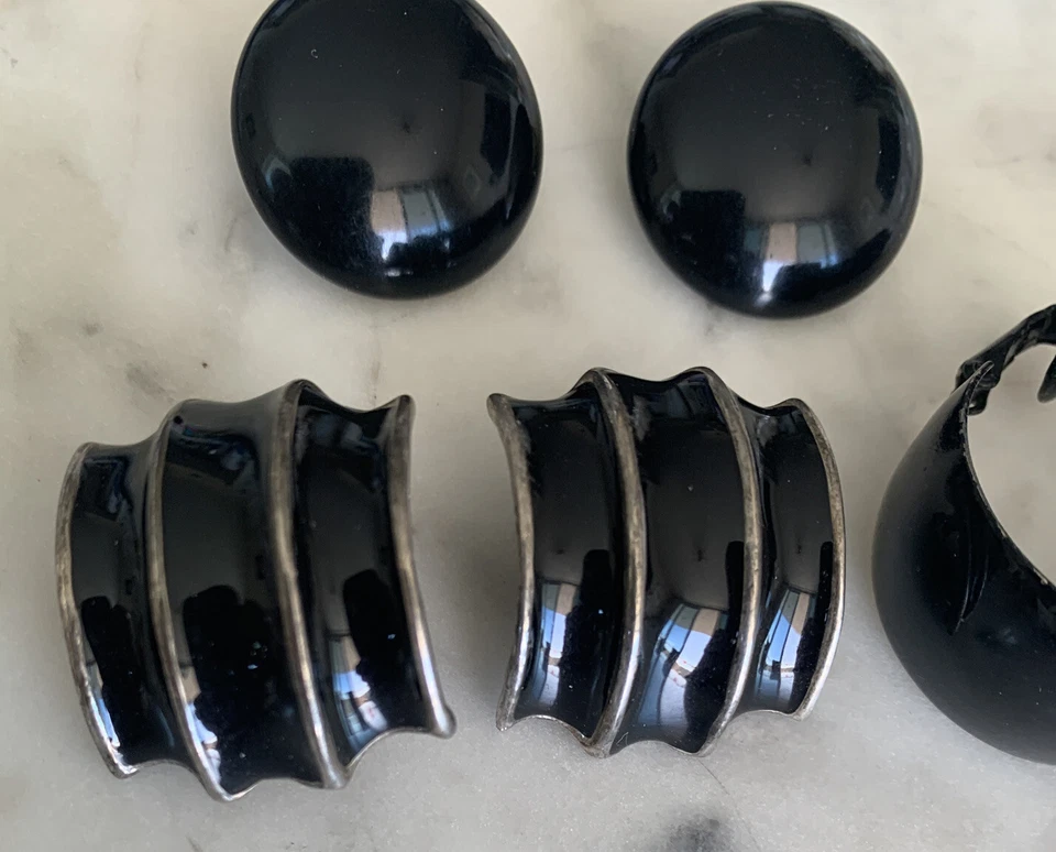 Vtg Acrylic Black Lot hoop earrings - Image 2 of 4
