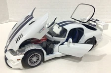 Maisto Dodge Viper GTSR 1:18 Scale Diecast Model Car White Blue