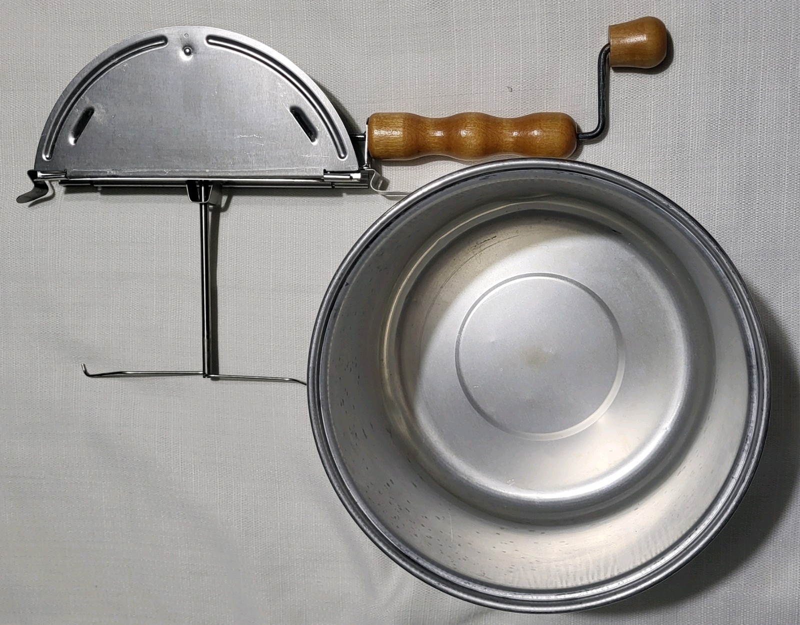 BASS PRO 6 QT (WHIRLEY POP TYPE) STOVE TOP POPCORN POPPER EXC. COND.CAMP OR HOME