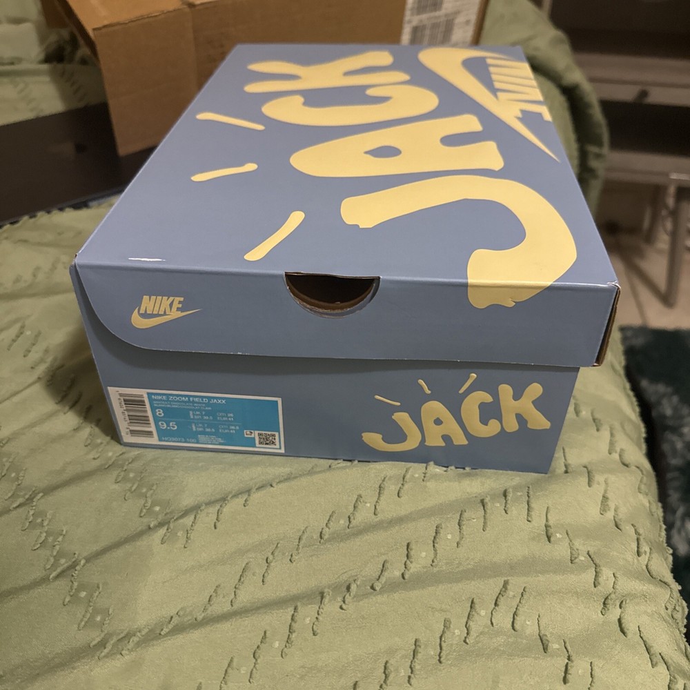 Travis Scott Nike Zoom Field Jaxx Light Chocolate Size 8 Cactus Jack in hand