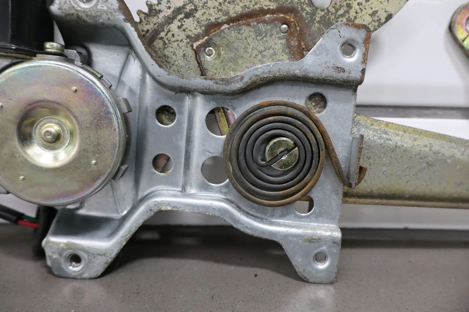 Regulador ventana trasera izquierda convertible Toyota Celica 1984-1985 Foto 4 de 4