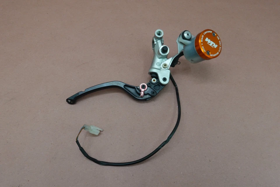 Conjunto de cilindro maestro de freno delantero KTM 990 SuperDuke 2007-2011 Foto 3 de 4