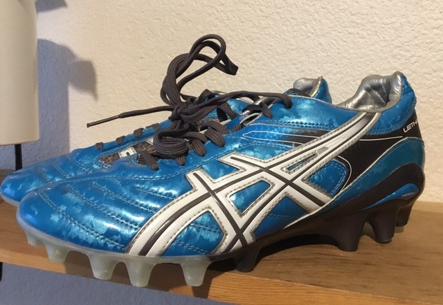 asics soccer boots