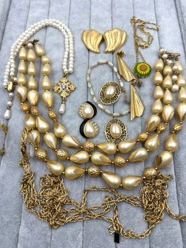 Lot Of Vintage Gold Tone Jewelry Necklace Bracelet Earrings Estate Lot