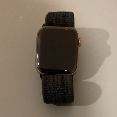 Apple Watch Series 4 44mm Gold Aluminum Case Black Nylon Band open box 