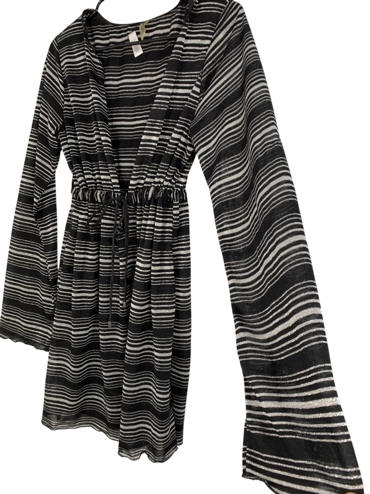 Cobertura de natação com capuz preta e prata cordão cintura metálica tamanho M RAA10424 - Imagem 2 de 4