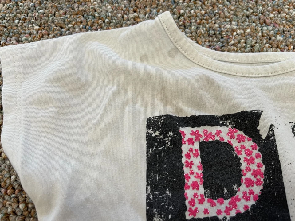 Top con letras DKNY para niñas talla 5 Foto 2 de 3